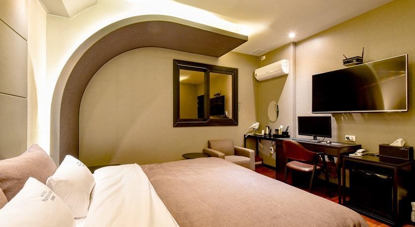 French Code Hotel Changwon Extérieur photo