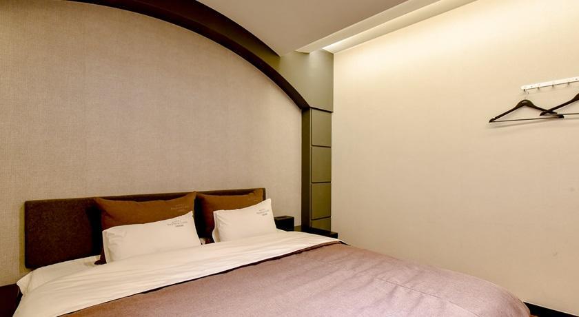 French Code Hotel Changwon Extérieur photo
