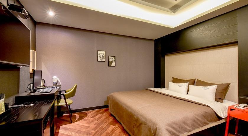 French Code Hotel Changwon Extérieur photo