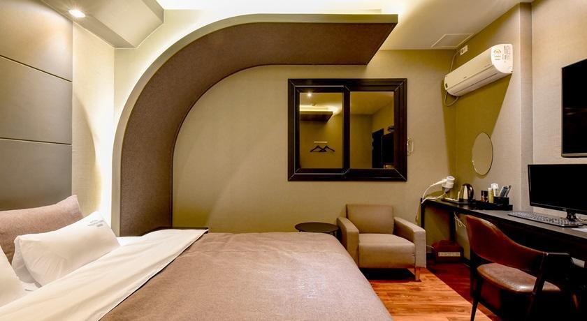 French Code Hotel Changwon Extérieur photo
