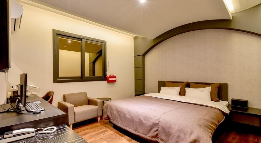French Code Hotel Changwon Extérieur photo