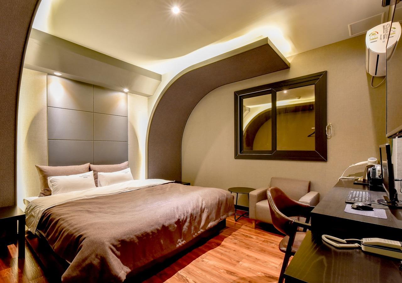 French Code Hotel Changwon Extérieur photo